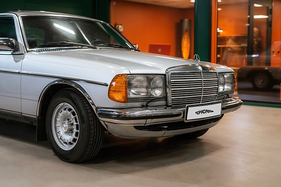 Mercedes-Benz 230 CE 2 of 5