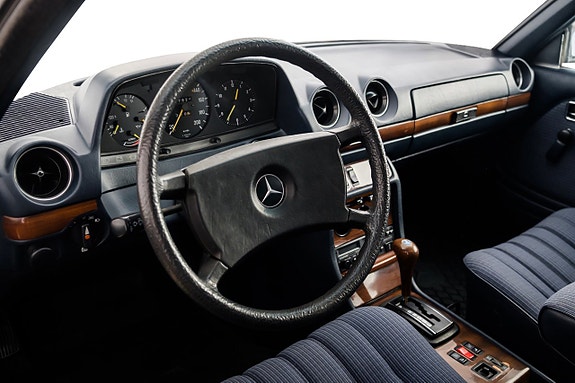 Mercedes-Benz 230 CE 12 of 24