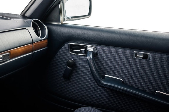 Mercedes-Benz 230 CE 18 of 24