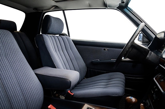 Mercedes-Benz 230 CE 20 of 24