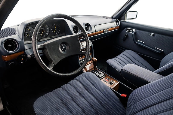 Mercedes-Benz 230 CE 11 of 24
