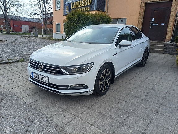 Volkswagen Passat 2 of 5