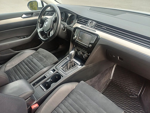 Volkswagen Passat 18 of 24