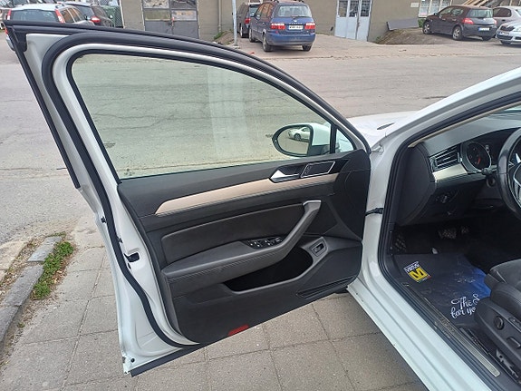 Volkswagen Passat 11 of 24