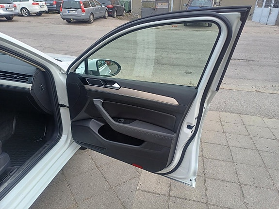Volkswagen Passat 21 of 24