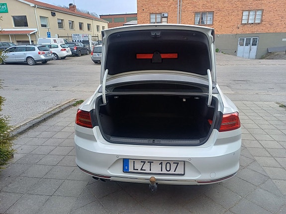 Volkswagen Passat 19 of 24