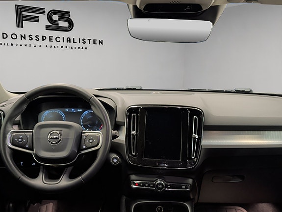 Volvo XC40 13 of 28