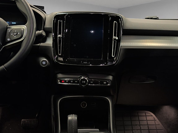 Volvo XC40 14 of 28