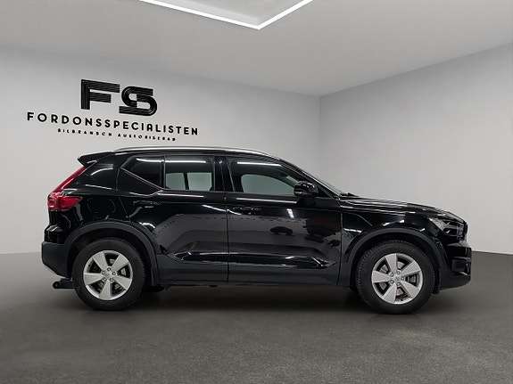 Volvo XC40 2 of 5