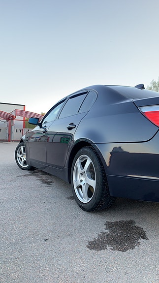 BMW 520i 3 of 7