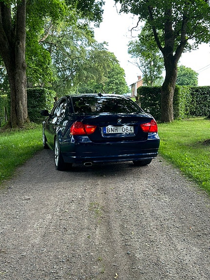 BMW 320d 2 of 5