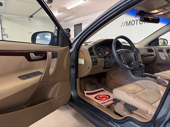 Volvo V70 8 of 27