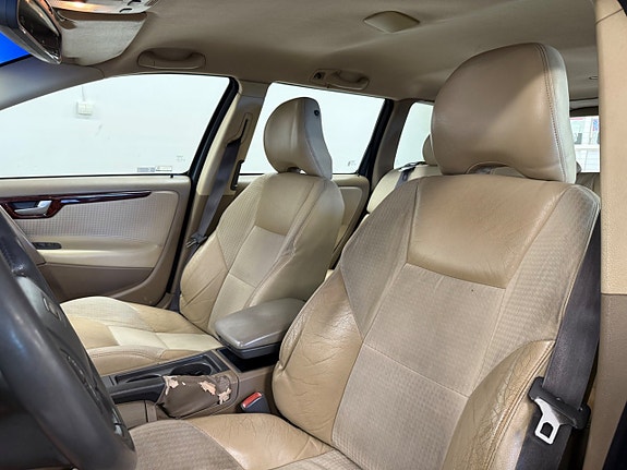 Volvo V70 11 of 27