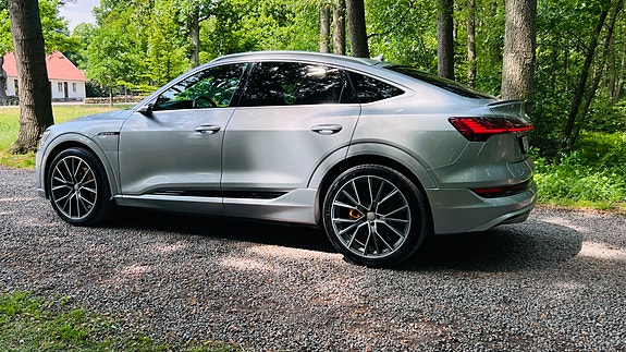 Audi e-tron Sportback 2 of 20
