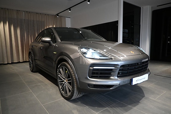 Porsche Cayenne 2 of 5