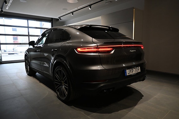 Porsche Cayenne 4 of 5