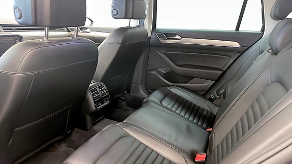 Volkswagen Passat 11 of 13