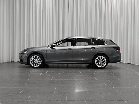 Skoda Superb 2 of 5