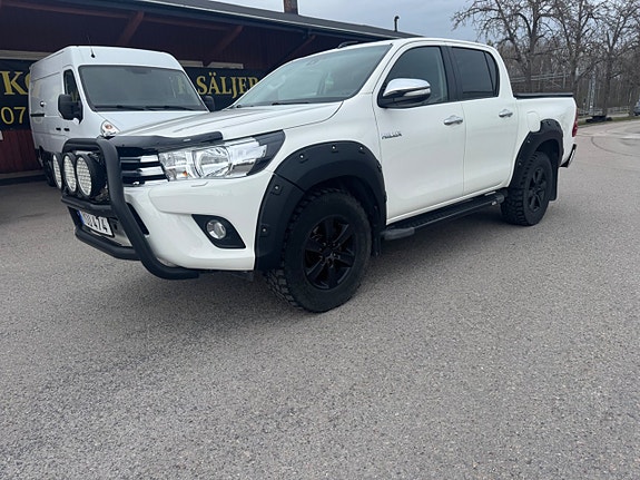 Toyota HiLux 2 of 5