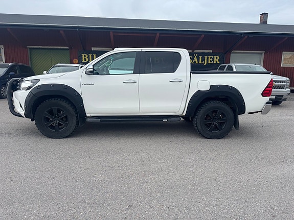 Toyota HiLux 3 of 5