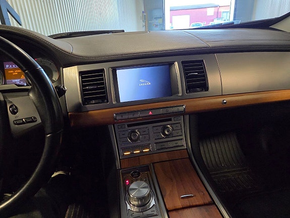 Jaguar XF 3 of 5