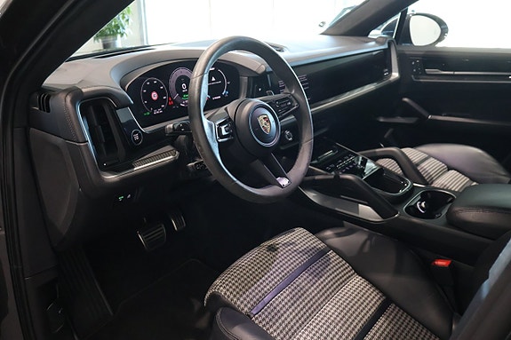 Porsche Cayenne 13 of 24