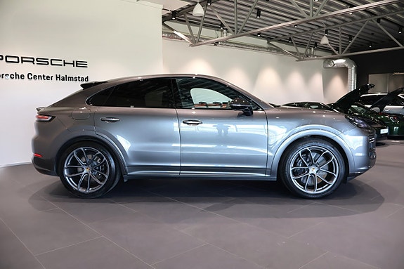 Porsche Cayenne 4 of 5