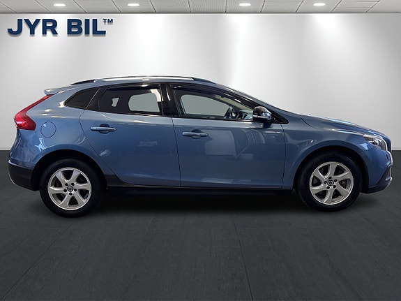Volvo V40 Cross Country 2 of 5
