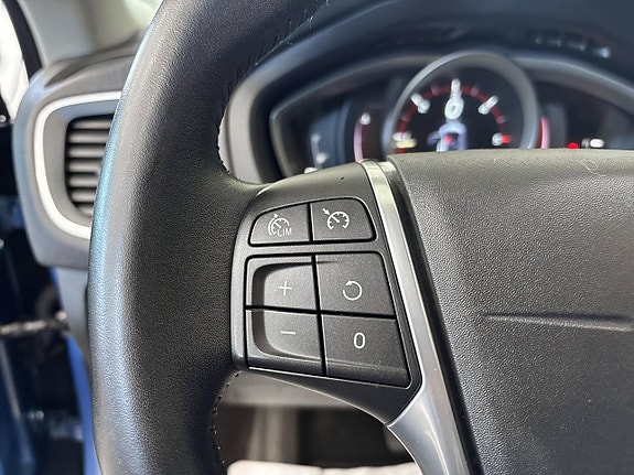 Volvo V40 Cross Country 22 of 26