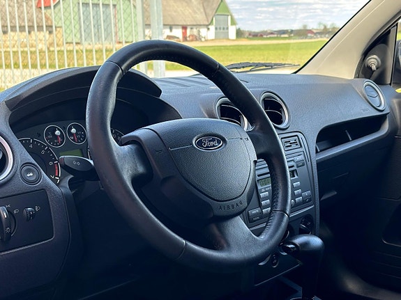 Ford Fusion 8 of 17