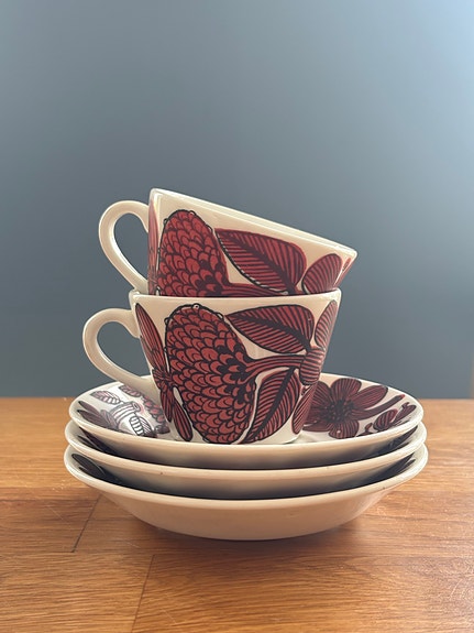 Gustavsberg ”Röd Aster” - 2 kaffekoppar, 3 fat