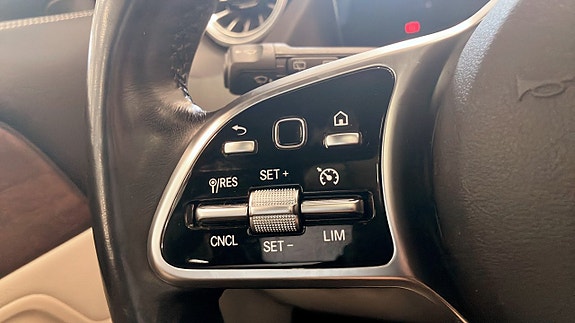 Mercedes-Benz GLA250 e 15 of 18