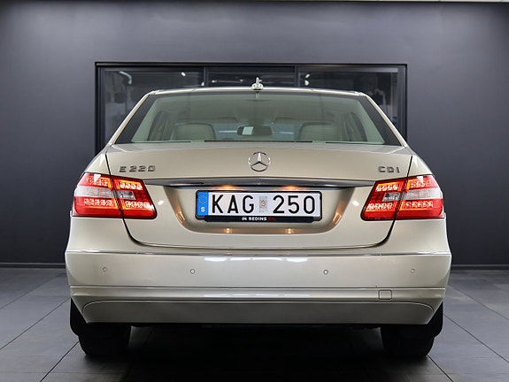 Mercedes-Benz E220 8 of 27