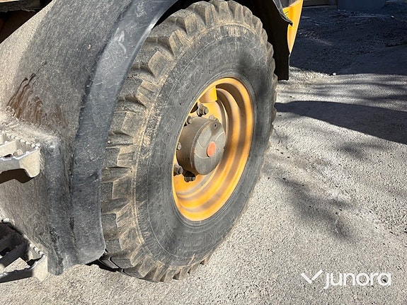 Hjullastare med redskap JCB 409 Nordic Edition Stage V 7 of 30