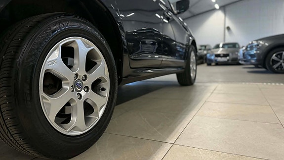 Volvo XC60 2 of 27