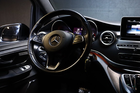 Mercedes-Benz V250 26 of 30