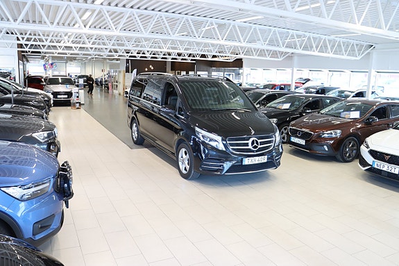 Mercedes-Benz V250 3 of 30