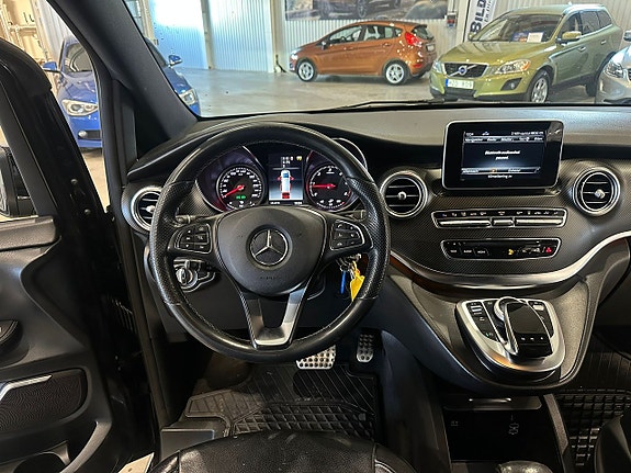 Mercedes-Benz V250 11 of 29
