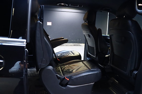 Mercedes-Benz V250 13 of 30