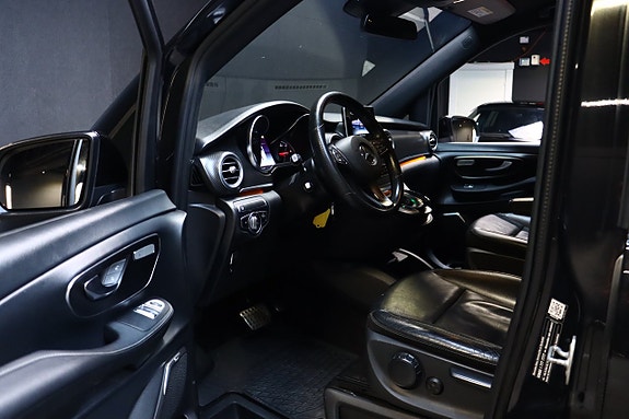 Mercedes-Benz V250 8 of 30