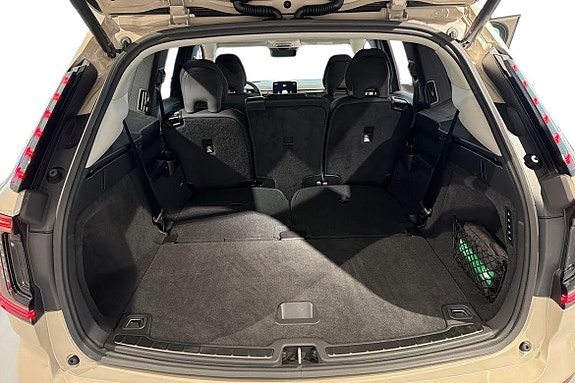 Volvo EX90 10 of 16