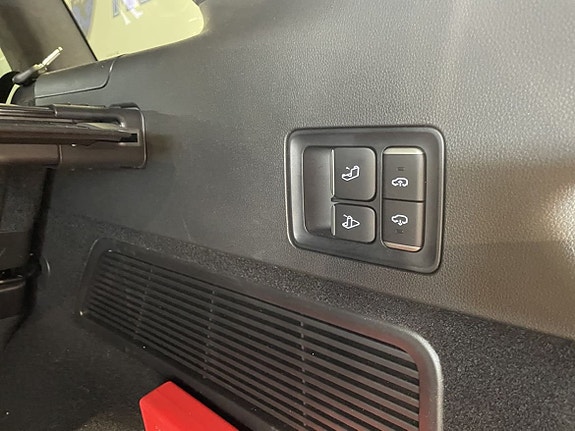 XPeng G9 11 of 19