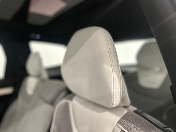Volvo EX90 13 of 27