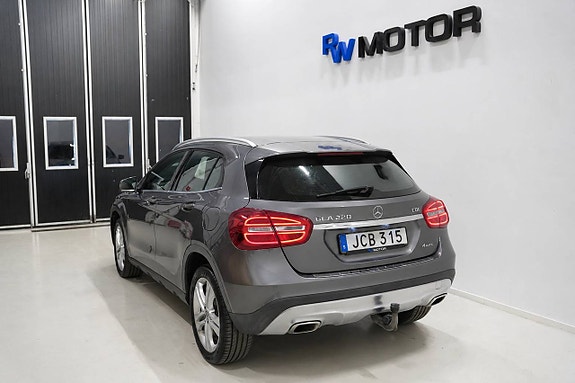 Mercedes-Benz GLA220 4 of 5