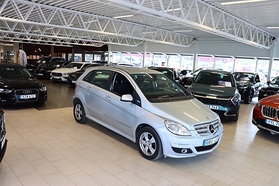 Mercedes-Benz B180 3 of 5