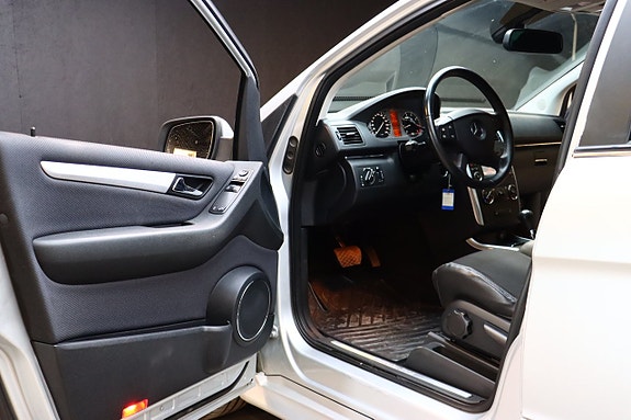 Mercedes-Benz B180 9 of 18