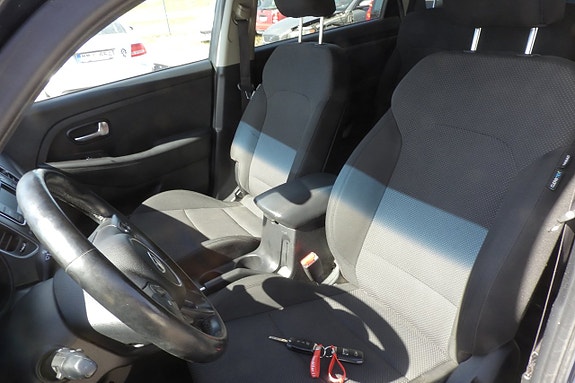 Kia Carens 10 of 17