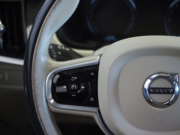 Volvo S90 18 of 26