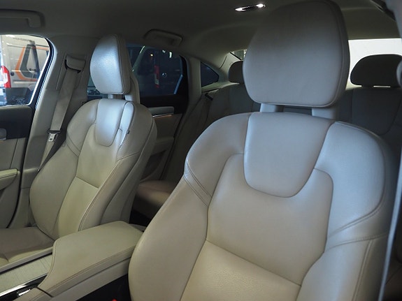 Volvo S90 14 of 26