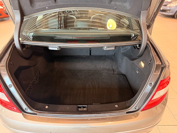 Mercedes-Benz C300 13 of 17
